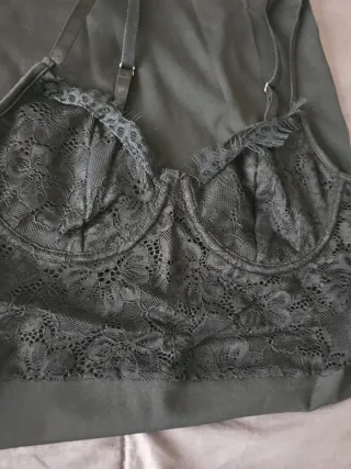 Vestito nero con pizzo e spacco