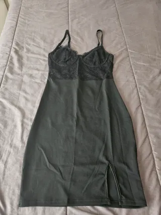 Vestito nero con pizzo e spacco