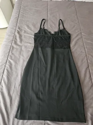 Vestito nero con pizzo e spacco