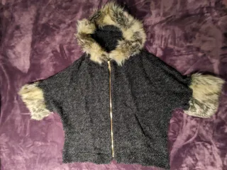 Chaqueta poncho lana con capucha y pelo