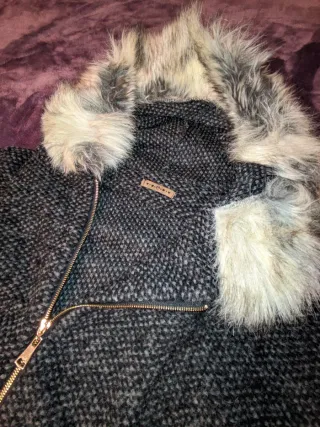 Chaqueta poncho lana con capucha y pelo