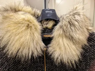 Chaqueta poncho lana con capucha y pelo