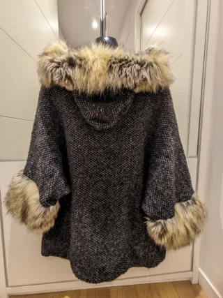 Chaqueta poncho lana con capucha y pelo