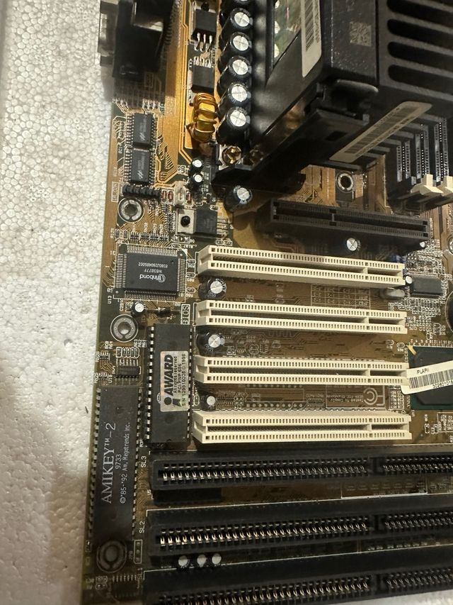 148- vecchia scheda madre slot 1 + Pentium II