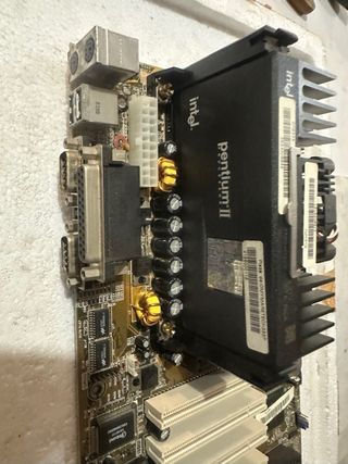 148- placa base antigua slot 1 + Pentium II