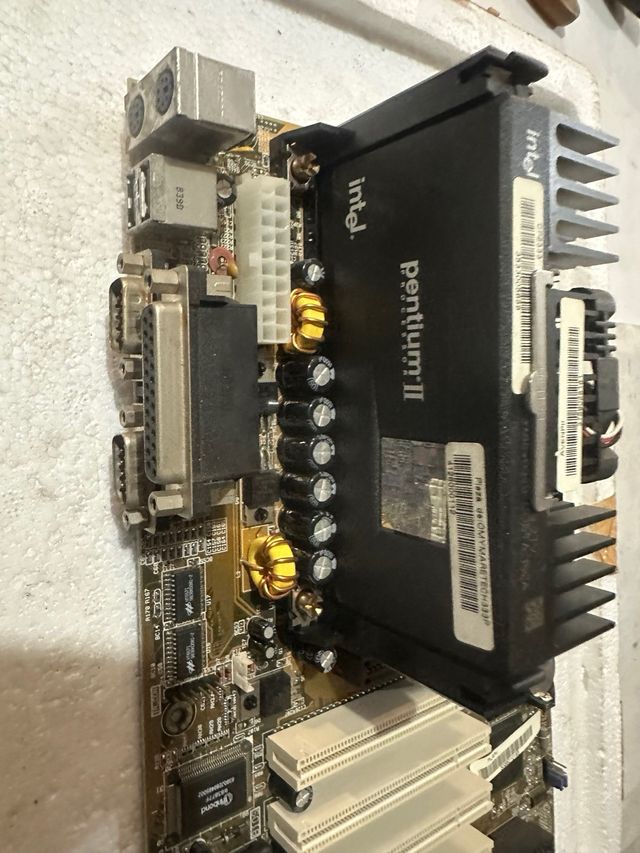 148- vecchia scheda madre slot 1 + Pentium II
