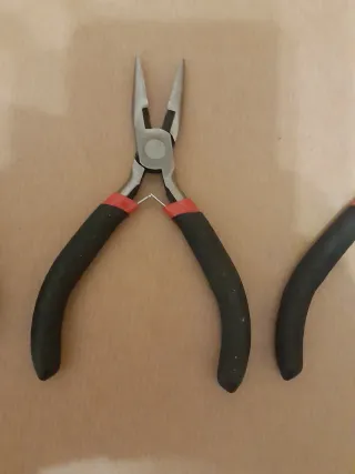 Juego de cuatro alicates de precisión.