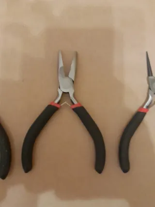 Juego de cuatro alicates de precisión.