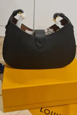 Borsa modello Louis Vuitton Low Key Nera Oro