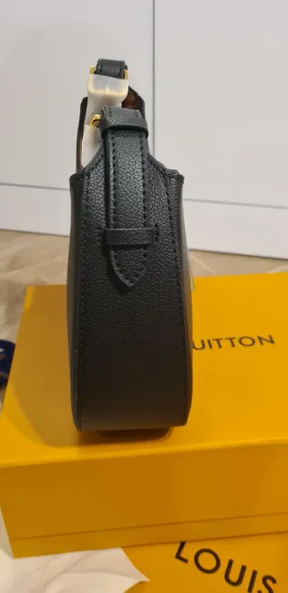 Borsa modello Louis Vuitton Low Key Nera Oro