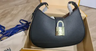 Borsa modello Louis Vuitton Low Key Nera Oro