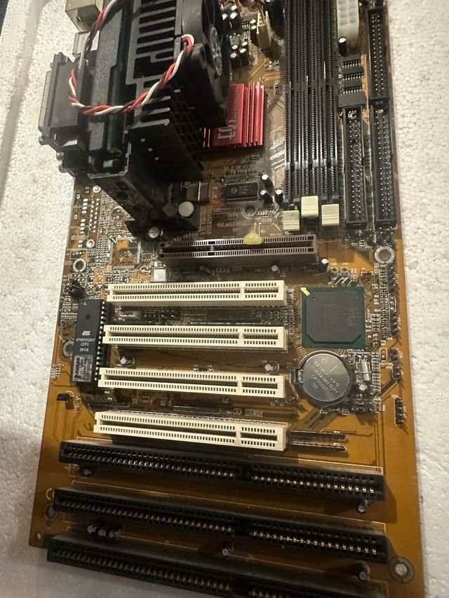 149 - vecchia scheda madre slot 1 + Pentium II 400
