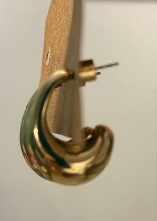 Pendientes dorados elegantes