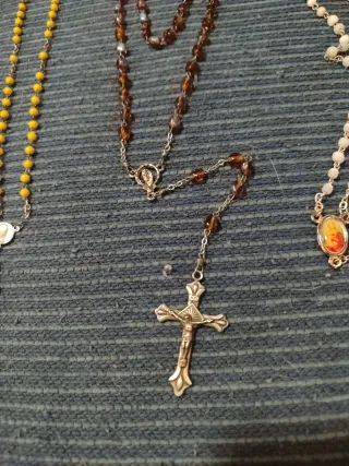 Lote Religioso: Rosarios y Figuras