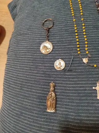 Lote Religioso: Rosarios y Figuras