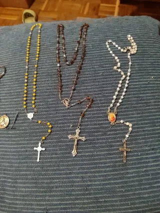 Lote Religioso: Rosarios y Figuras