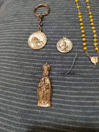 Lote Religioso: Rosarios y Figuras