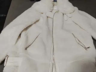 Chaqueta blanca de pelo sintético