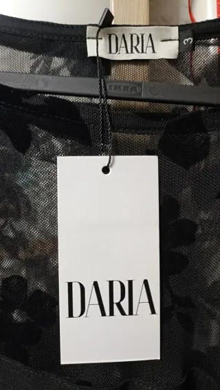 Vestido negro con detalles de terciopelo