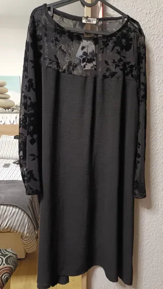 Vestido negro con detalles de terciopelo