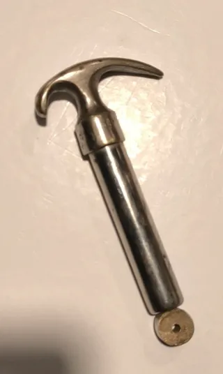 Cierre de capó de automóvil antiguo