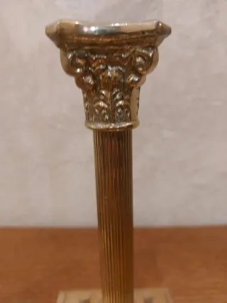 Candelabros en forma de columnas griegas