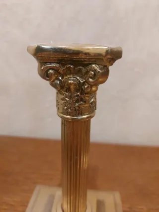 Candelabros en forma de columnas griegas