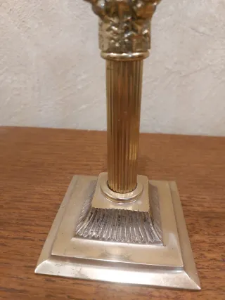 Candelabros en forma de columnas griegas