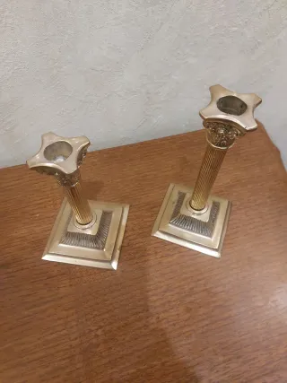 Candelabros en forma de columnas griegas