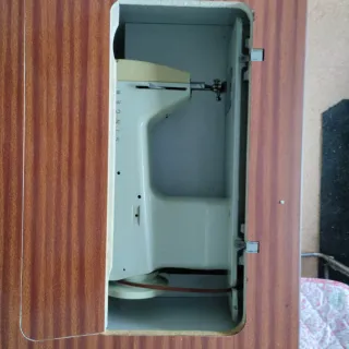 Máquina de coser Singer con mueble