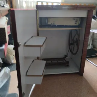 Máquina de coser Singer con mueble