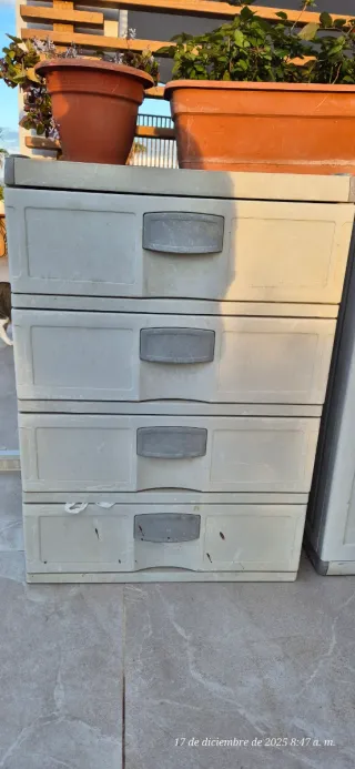 Armarios de exterior de plástico beige y gris