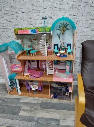 Casa de muñecas grande de madera con muebles