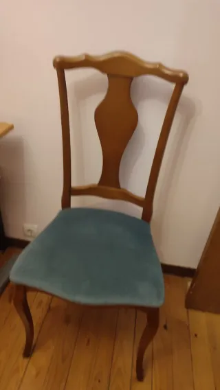 Mesa de madera con 5 sillas