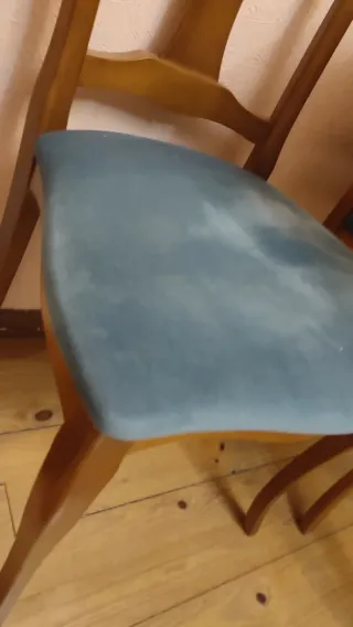 Mesa de madera con 5 sillas