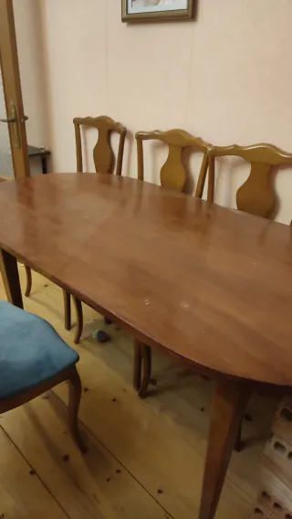 Mesa de madera con 5 sillas