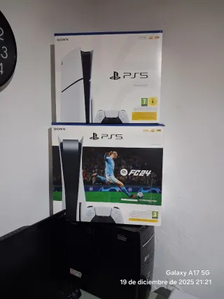 Cajas PlayStation PS4 y PS5 con documentación