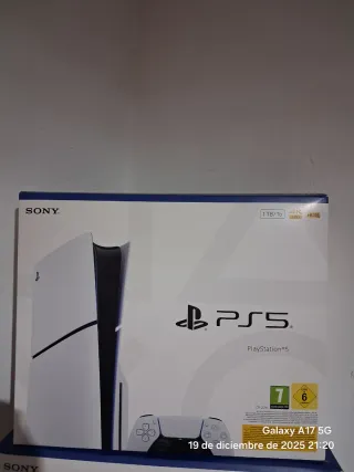 Cajas PlayStation PS4 y PS5 con documentación