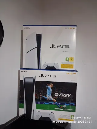Cajas PlayStation PS4 y PS5 con documentación