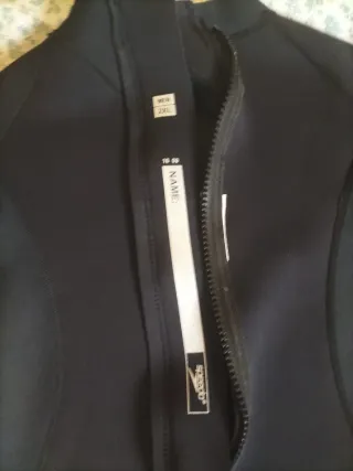 Buzo Neopreno Speedo Talla 2XL de 3 mm.