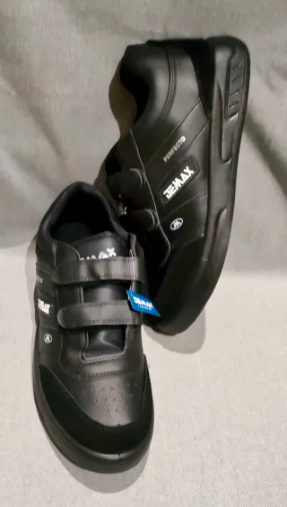 Zapatillas deportivas negras con velcro