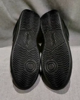 Zapatillas deportivas negras con velcro