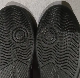 Zapatillas deportivas negras con velcro