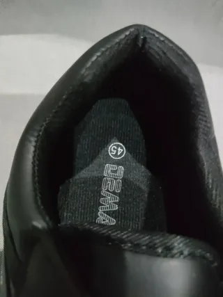 Zapatillas deportivas negras con velcro