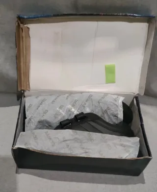 Zapatillas deportivas negras con velcro