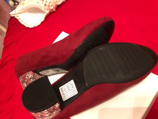 Zapatos de ante con tacón transparente