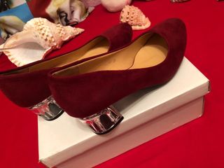 Zapatos de ante con tacón transparente