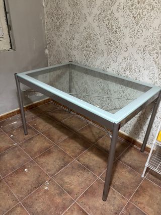 Mesa de cristal y metal