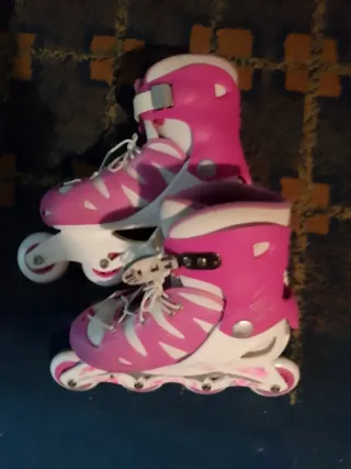 Patines en línea rosas y blancos