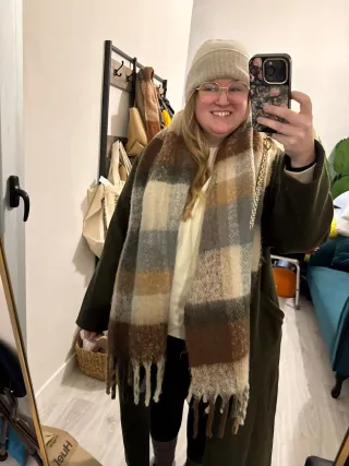 Bufanda a cuadros con flecos en muy buen estado